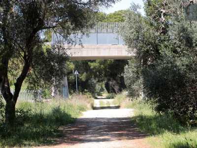 Passiamo sotto un ponticello ferroviario...